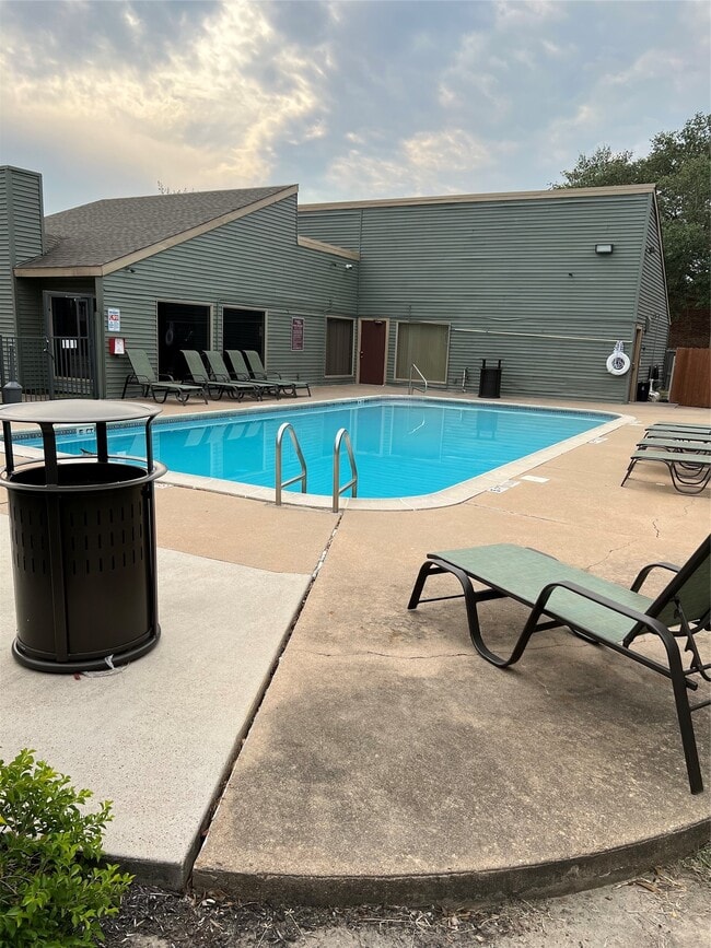 Building Photo - 1900 Bay Area Blvd Unit 243