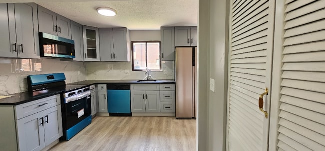 Building Photo - 300 High Path Rd Rental