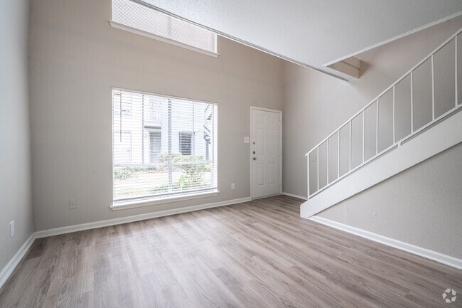 1BR, 1BA - 736SF - Living Room - The Vintage