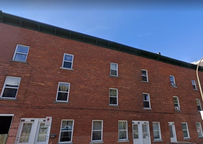 Building Photo - 2421-2439 Boul de Maisonneuve E Unit 2433