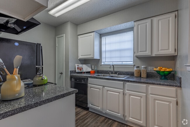 2BR, 1BA - 944 SF