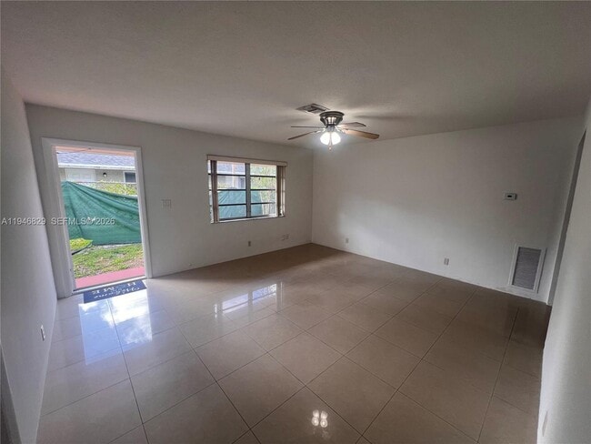 Building Photo - 5010 SW 26th Ave Unit 1-3