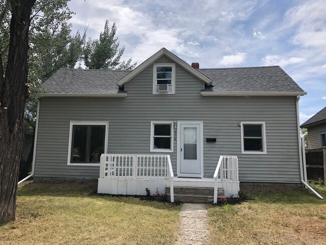 Building Photo - 4 bedroom, 1 bath. Dogs Ok, Remodeled in 2020, Laundry Hookups and Fenced Yard