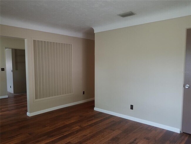 Photo - 5853 Pine St