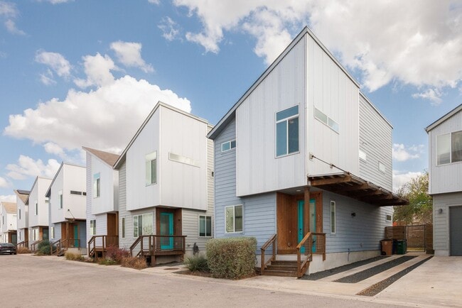 Building Photo - Modern South Austin Townhome | 2BR + 2.5BA Near Downtown