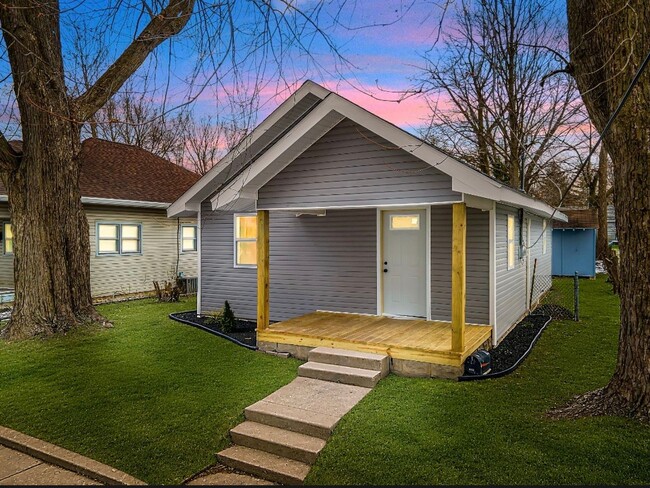 Building Photo - Spacious inside and out! Freshly painted!  3-Bedroom Rental Home – Comfort & Convenience!