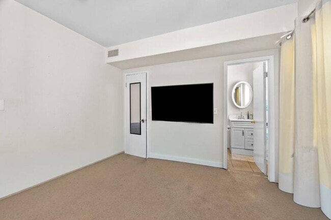 Building Photo - 1686 S Rimpau Blvd Unit PRIMARY ROOM