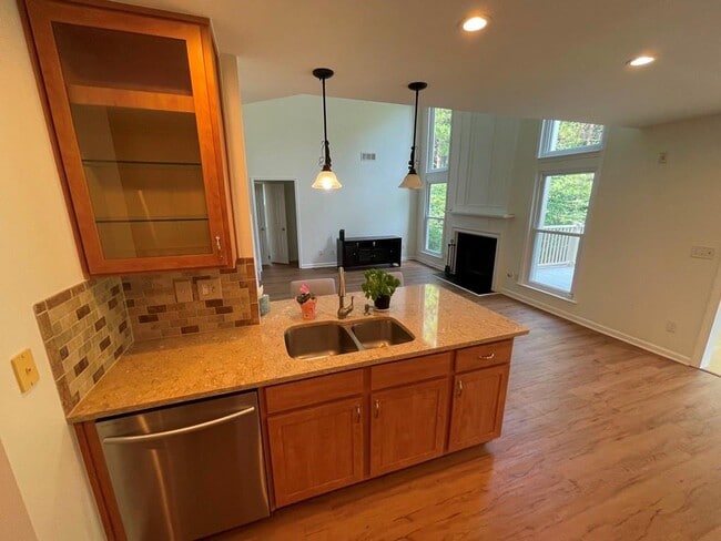13580 Weycroft Cir