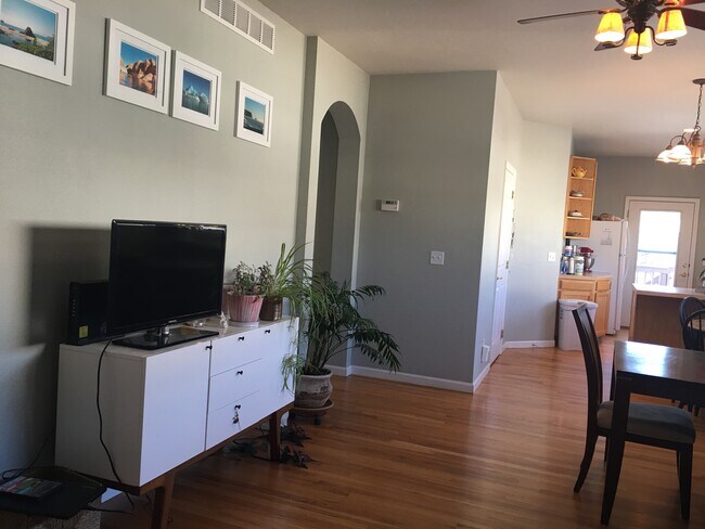 Photo - 1527 Haymarket St