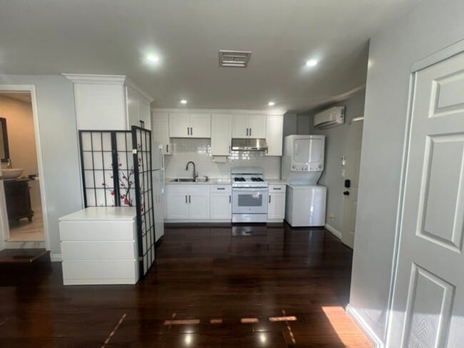 Photo - Charming Winnetka Studio (ADU)! Laundry In Unit!