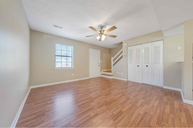 Photo - 210 Tinkerview Dr