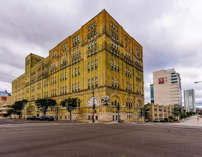 Building Photo - 270 E Highland Ave Unit #614 Rental