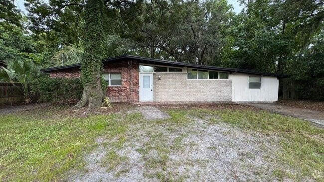 Building Photo - Spacious 5/2 for rent in Normandy Village ... Rental