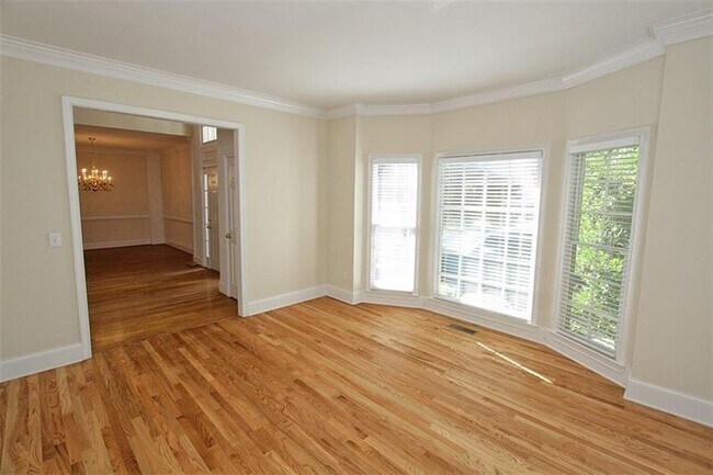 Photo - 800 Chelsea Park Dr NE