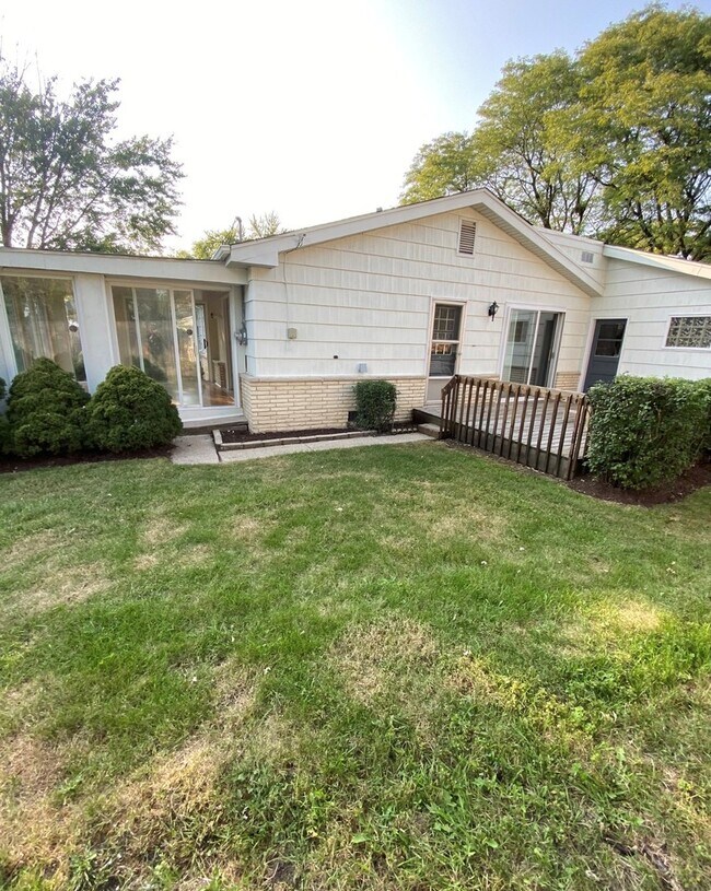 Photo - 1119 Crest Ln