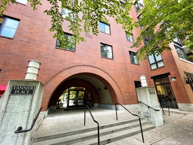 Building Photo - Gorgeous Furnished Pearl District Condo - ... Unit 424