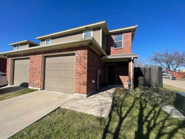 Photo - 3BD/2.5BA Benbrook Townhome – 9-Ft Ceilings, Granite Kitchen, Walk-In Master Shower, Attached Gar...