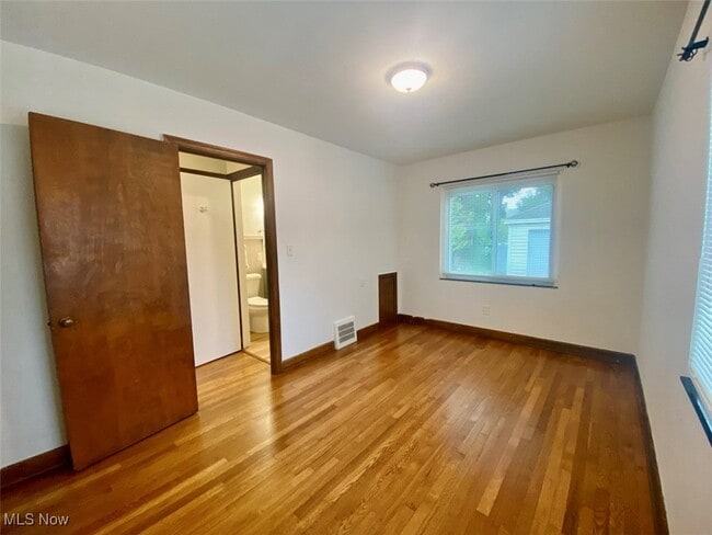 Building Photo - 1093 N Main St