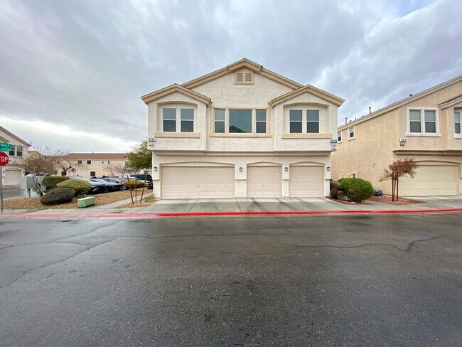 Building Photo - 2 BEDROOM 2 BATH TOWNHOME IN GATED COMMUNITY