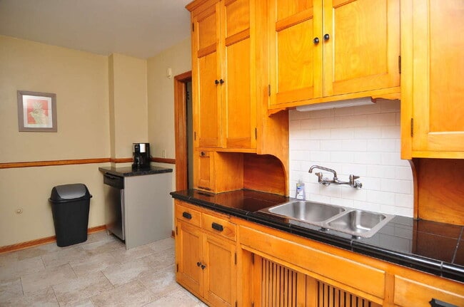 Photo - Spacious 3-Bed Duplex with Garage and 2 bathrooms in Minneapolis! Unidad A
