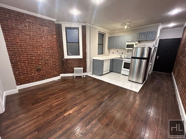 Building Photo - Tenth Avenue Rental