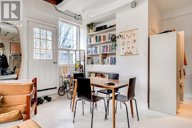 Photo - 922 King St W