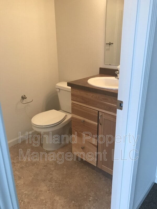 Photo - 570 NE Stadium Way