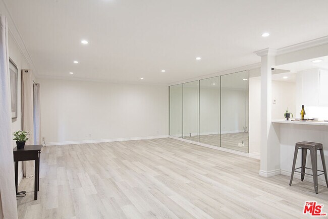 Photo - 6708 Hillpark Dr Unit 202