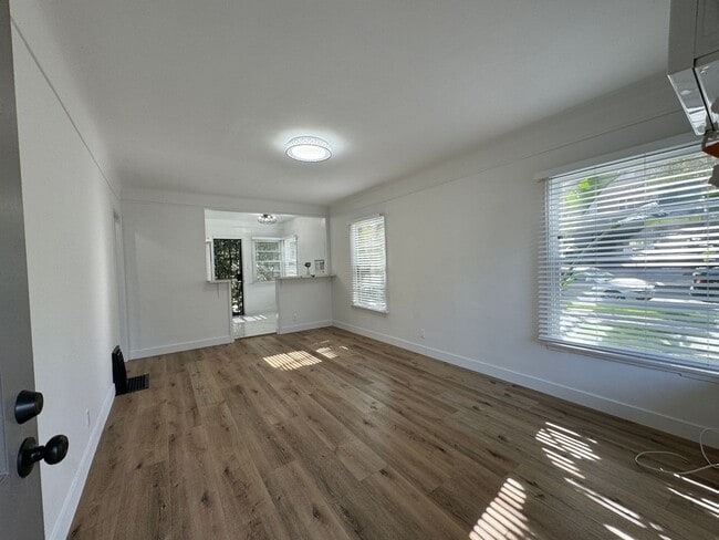 Photo - 14443-14445 1/4 Dickens St