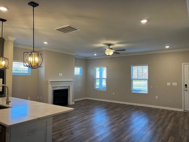 302 King Closer Dr