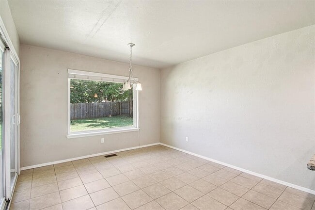 Photo - 101 W Vail Dr