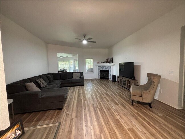 Photo - 431 Spicewood Trail