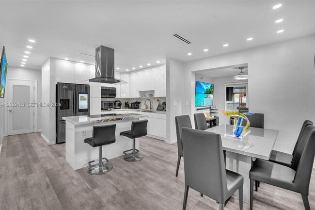 Photo - 380 W 30th St
