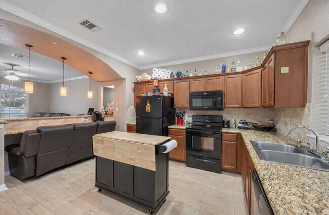 Photo - August 2026 Pre-Lease 4 bed Lakeridge - NO CARPET!