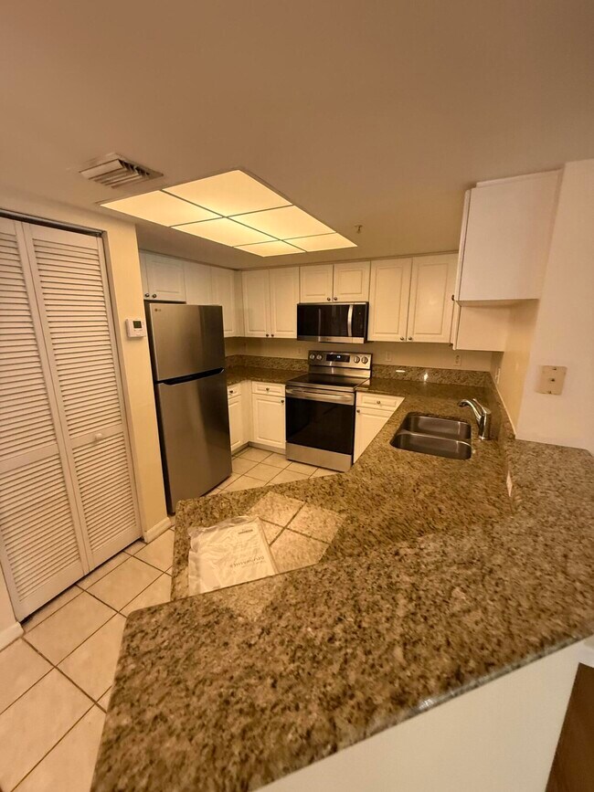 Building Photo - 1100 Crestwood Ct S Unit 1104
