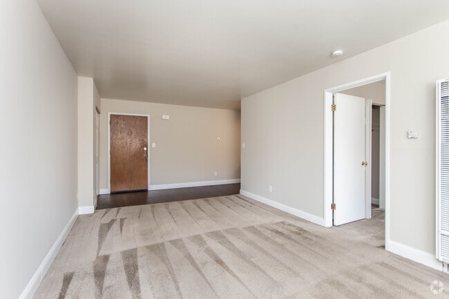 1BR, 1BA - 515-620 SF - Royal Neil Apartments