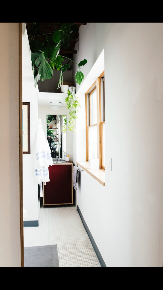 Photo - 918 N Main St