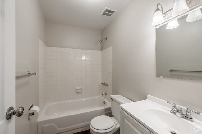 2BR, 1BA - 870SF - Bathroom
