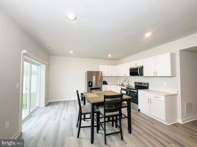 Building Photo - 6717 Glenhurst Dr