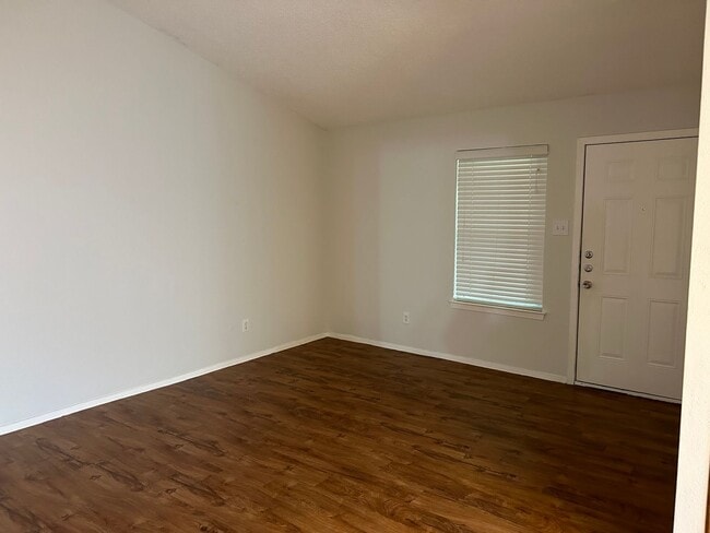 Photo - 1918 Gracy Farms Ln Unit B