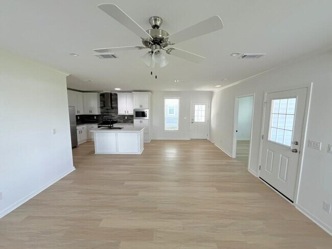 Photo - 5656 Woodford St