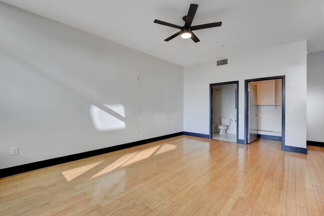 Photo - Loft 5 #310- Stunning 1Bd/2.5Ba Two Level ...