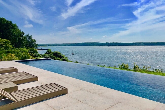 Building Photo - 265 Three Mile Harbor Hog Creek Rd