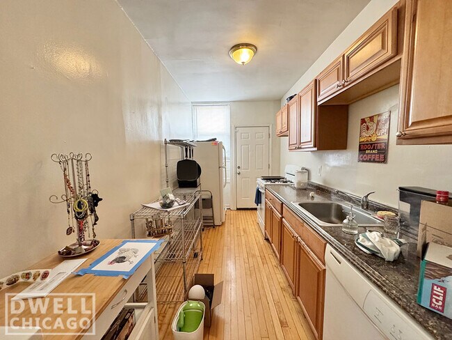 Photo - 722 W Roscoe St Apartments