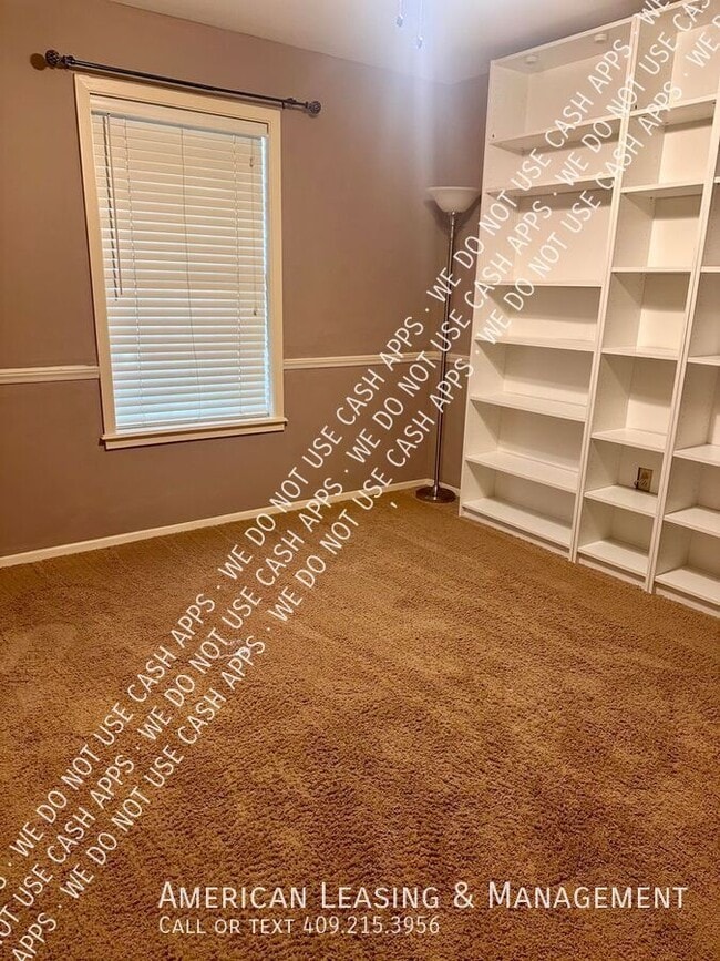 Photo - 704 Willow Oak St