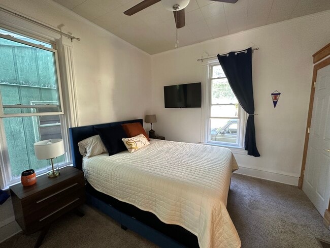 Televisor 4K con Fire Stick. El inquilino paga el acceso a internet. - 305 S Elm St Apartamentos Unidad C