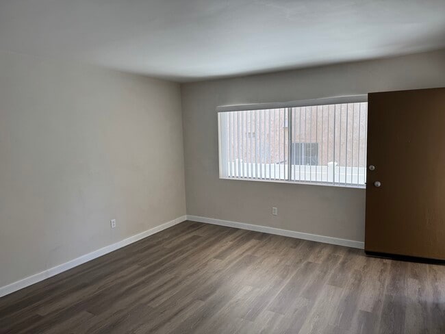 Building Photo - 1272 W 22nd St Unit 2