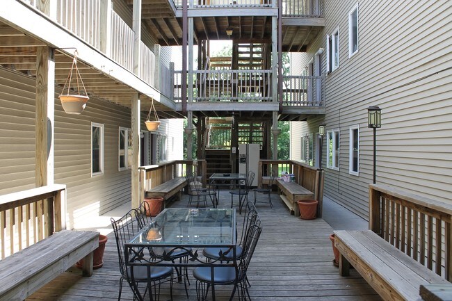 Picnic Area - Stone Court Apartments