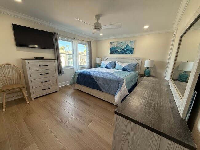 Master Bedroom w/King Bed - 6300 Flotilla Dr Unit 98