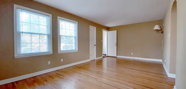 Entry/Livingroom - 1511 7th ave nw Casa Adosada